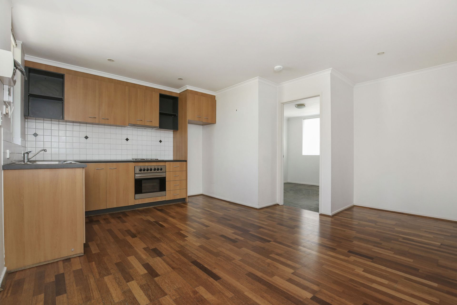1 Bedroom Apartment in Attractive Block with Balcony
