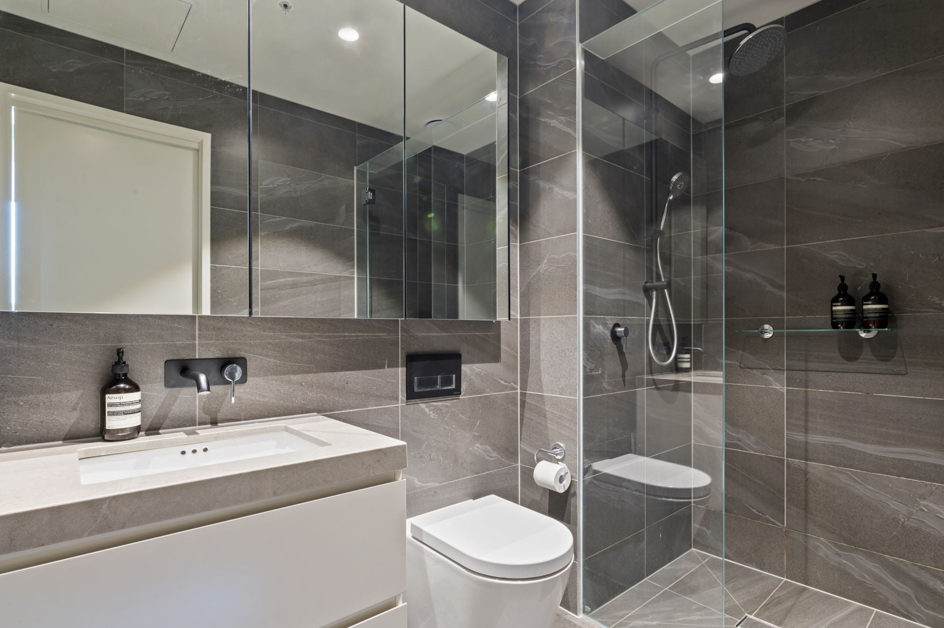 LUXURY LIVING APARTMENT