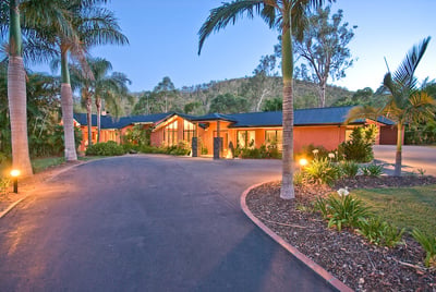 Ultimate in Privacy & Lifestyle - Resort Pool & Tennis Crt, Horse