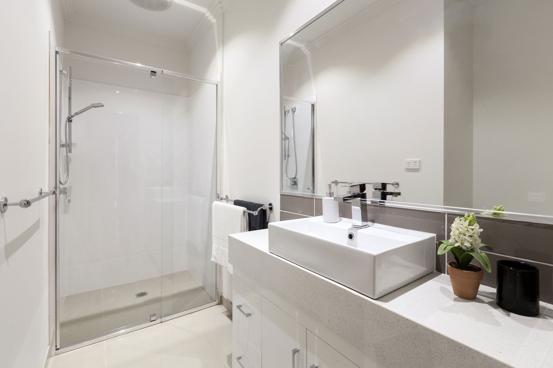 Thornbury Loft Style Apartment!