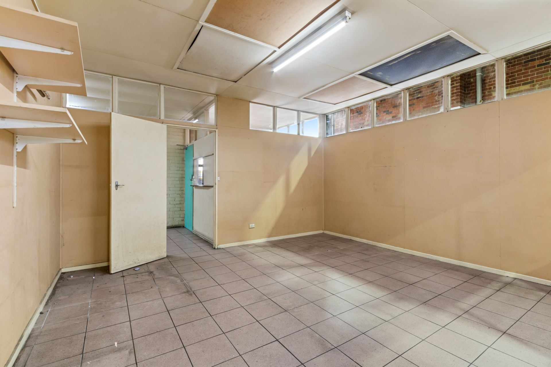SECURE FREESTANDING WAREHOUSE IN CENRAL LOCATION