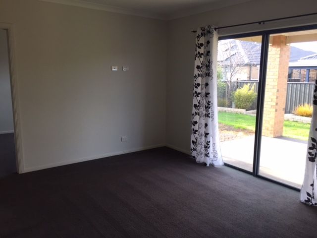 SPACIOUS 4 BEDROOM HOME -  WALK TO SCHOOLS & SHOPS