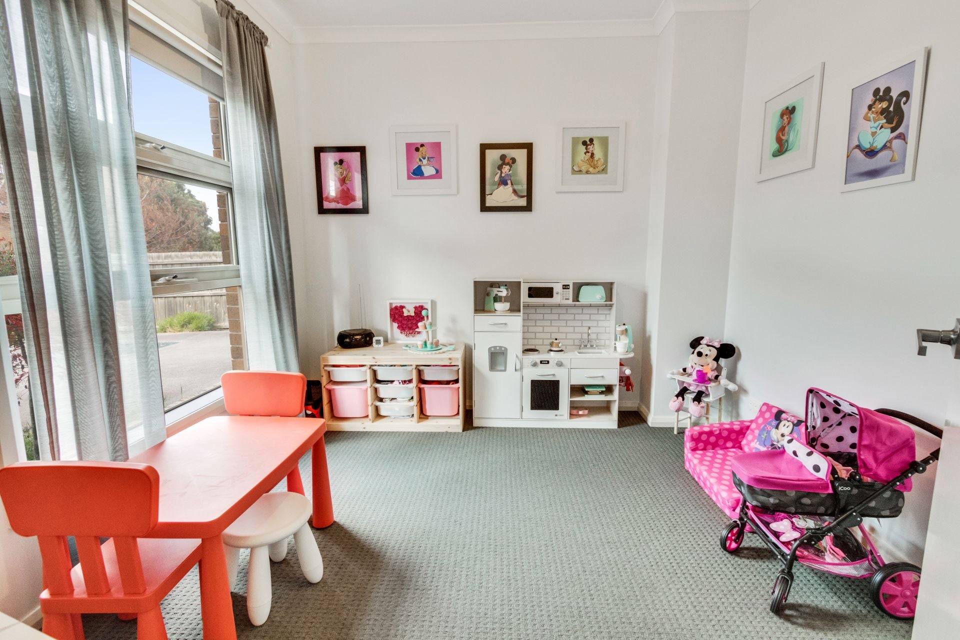 A place to call home , Street frontage, immaculate and ready!