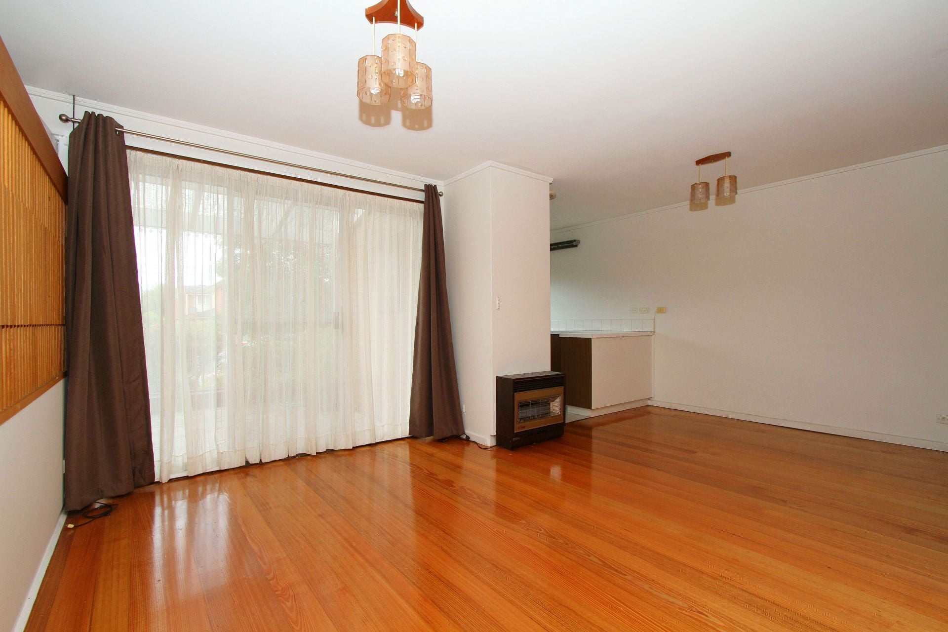 IMMACULATELY PRESENTED AND PERFECTLY SITUATED