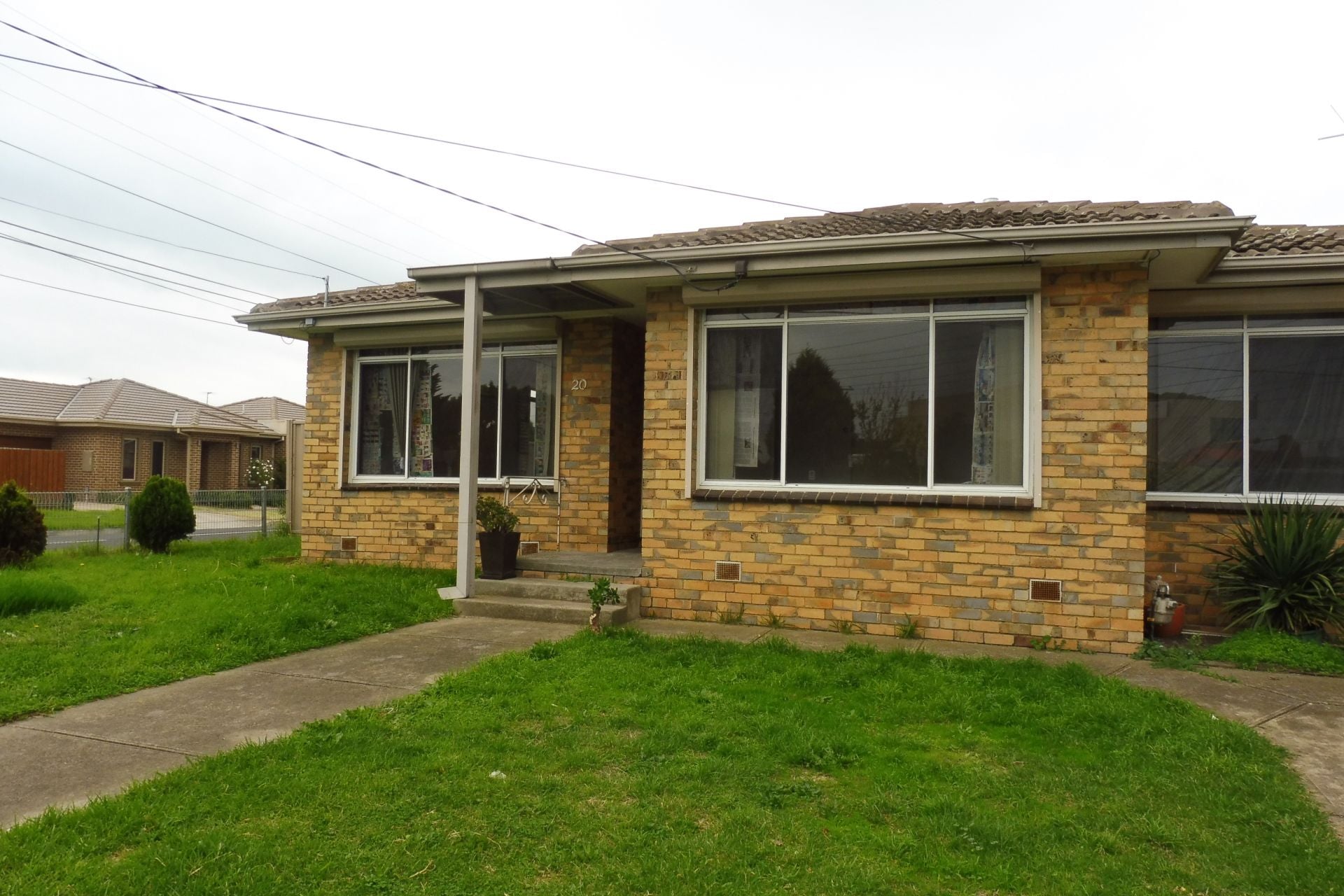 LOW MAINTENANCE PROPERTY IN AN IDEAL LOCATION