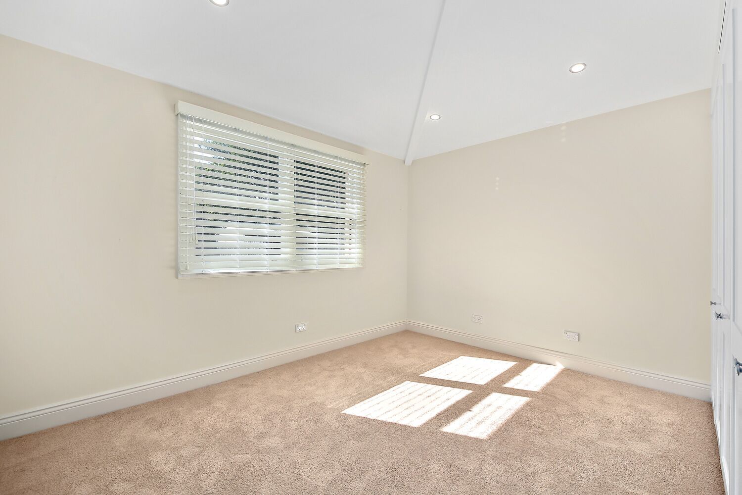 Modern End Terrace In Great Location!!