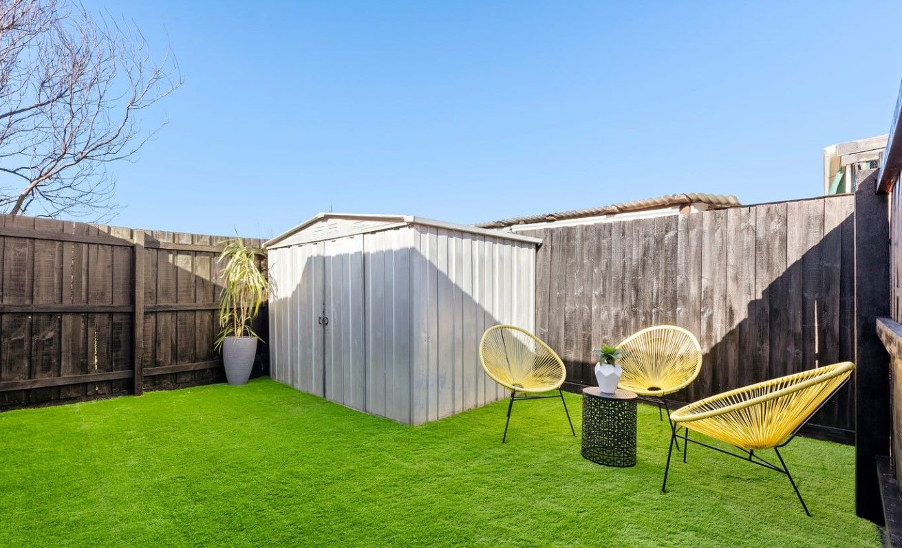 Walking distance to Shops!