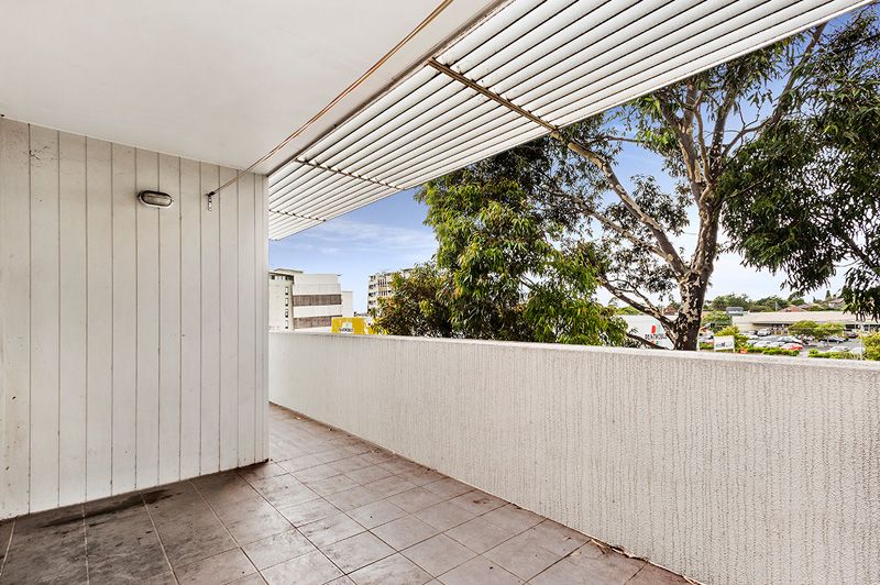 Elegance, Modern & Perfectly Located!