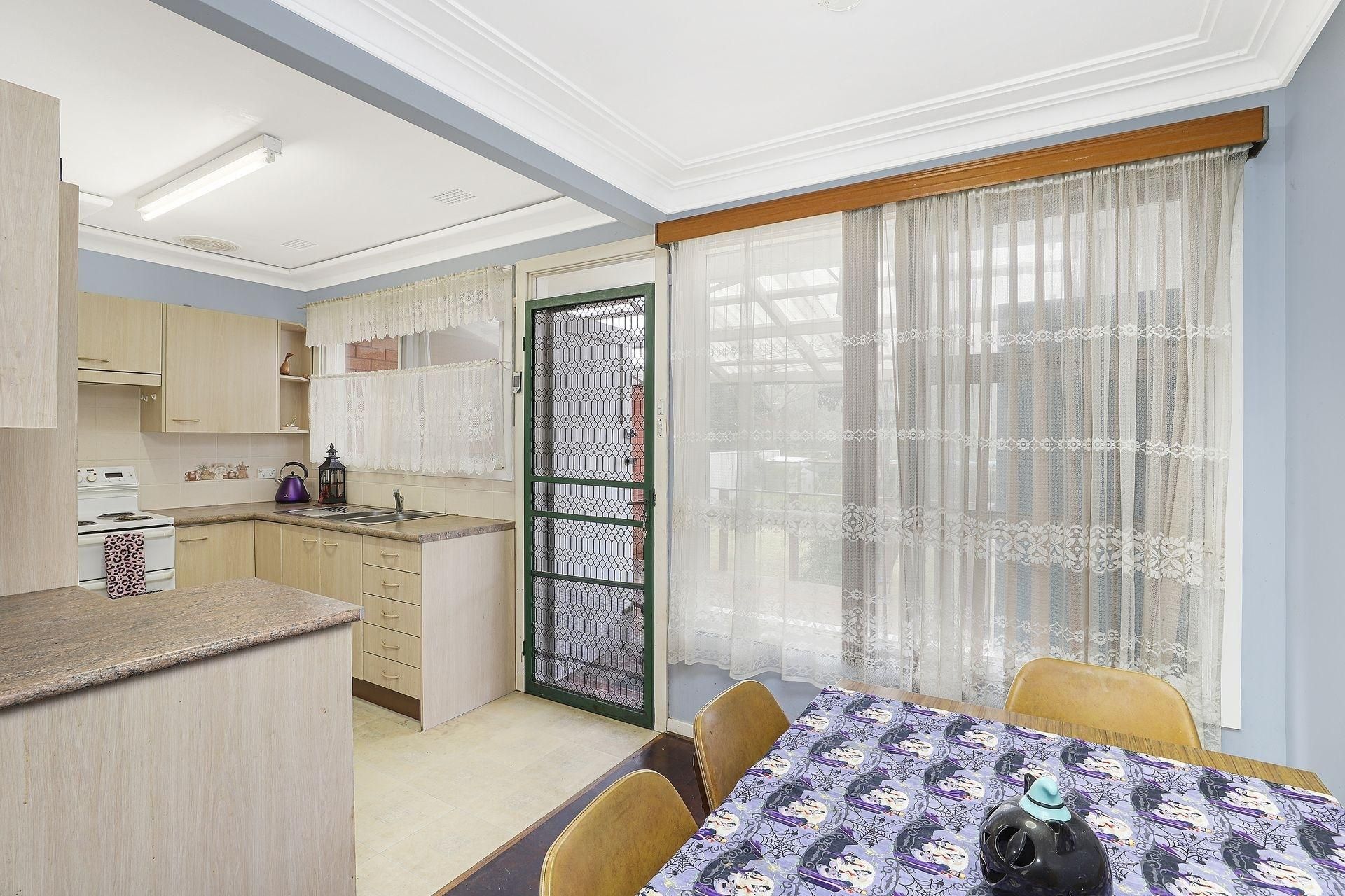 38 Forbes Crescent, Engadine, Engadine - Thumbnail 4