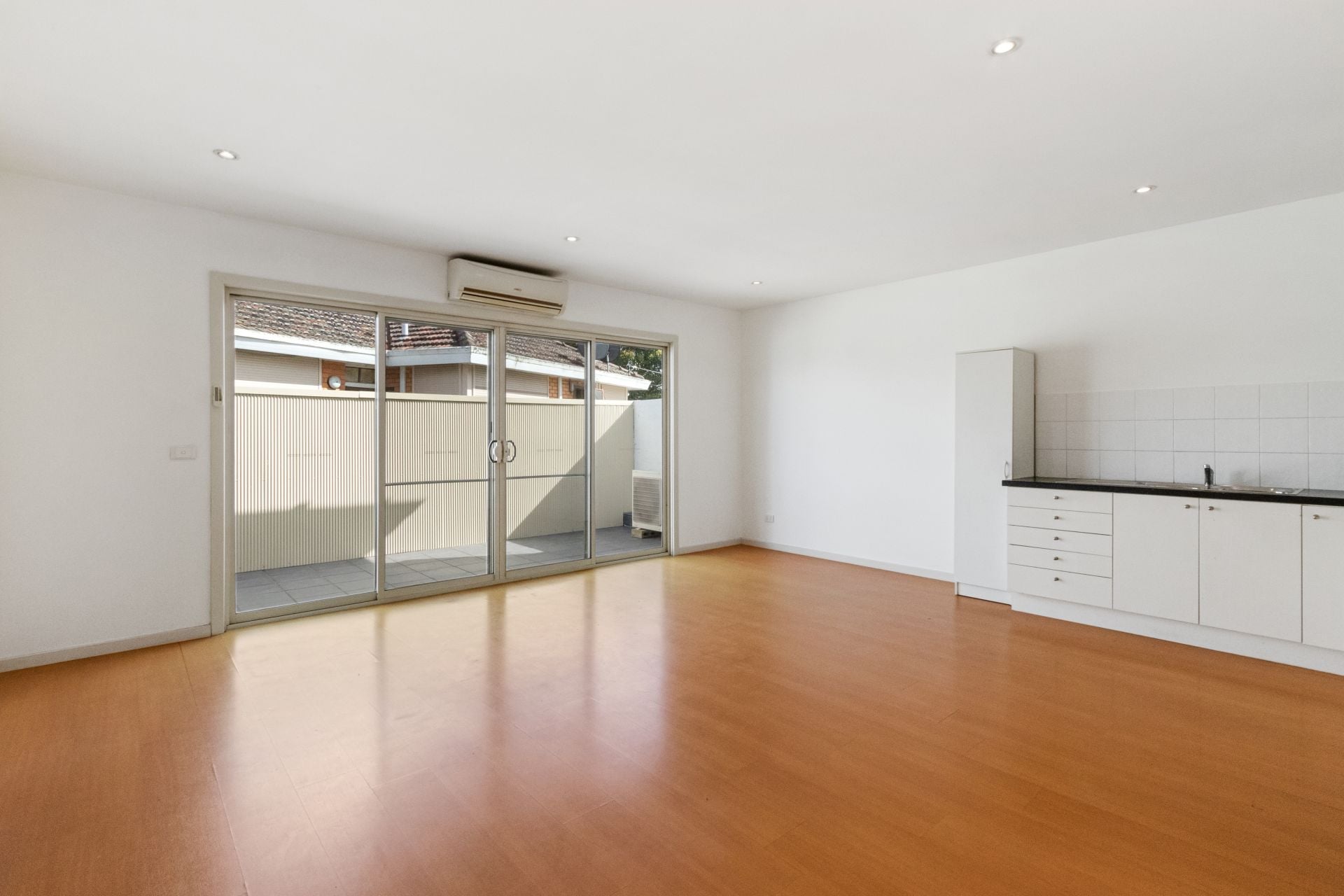 MODERN APARTMENT IN IDEAL LOCATION!