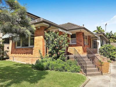 Original freestanding home footsteps to the Bay Run