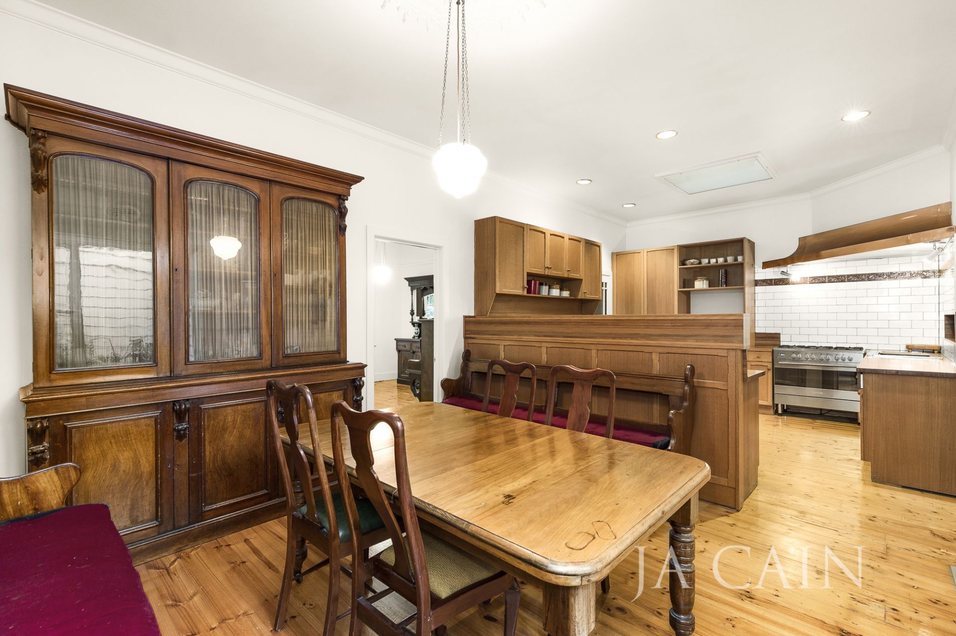 29 Milverton Street, Camberwell J A CAIN Real Estate