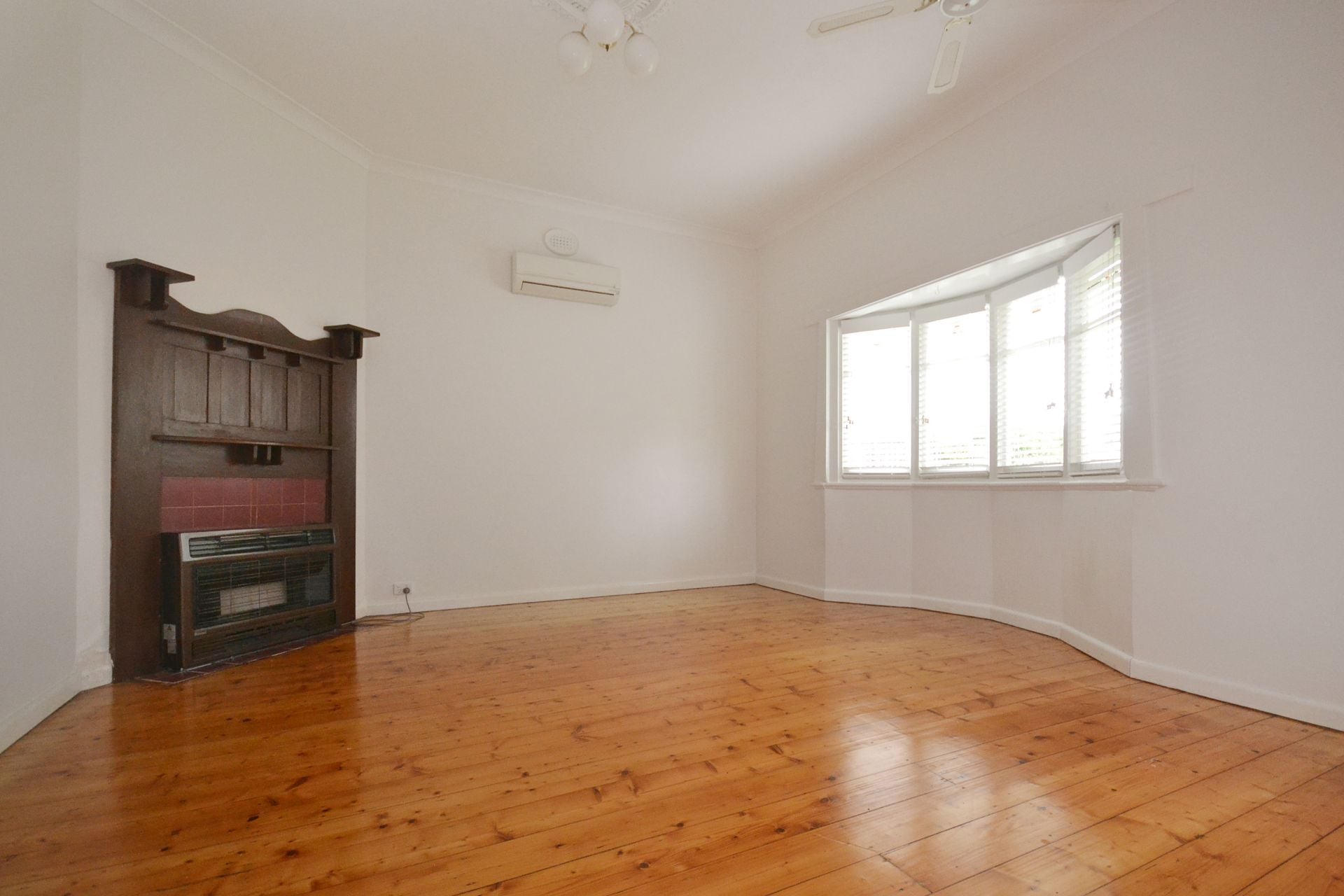 FULLY RENOVATED & IN A FABULOUS LOCATION!