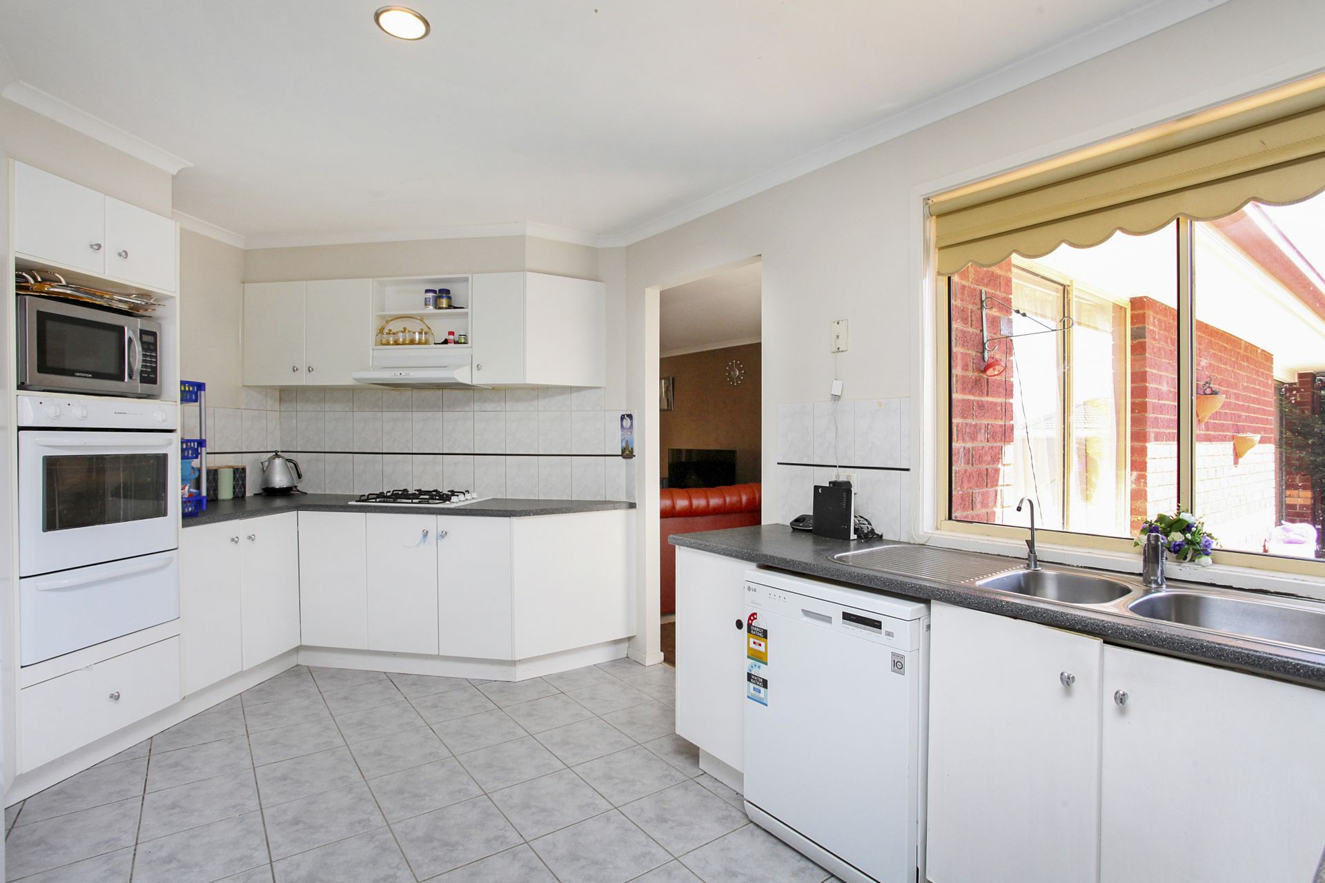 2 Moreton Close, Caroline Springs - Thumbnail 6