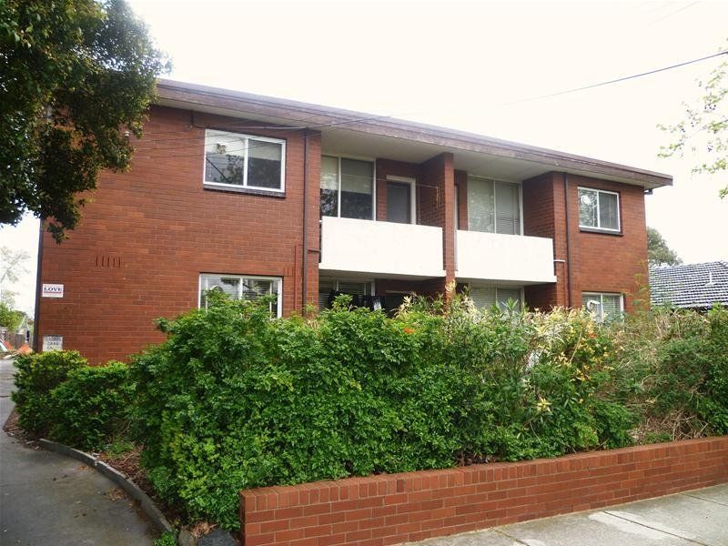 Superbly Located One Bedroom Flat with Outdoor Area!