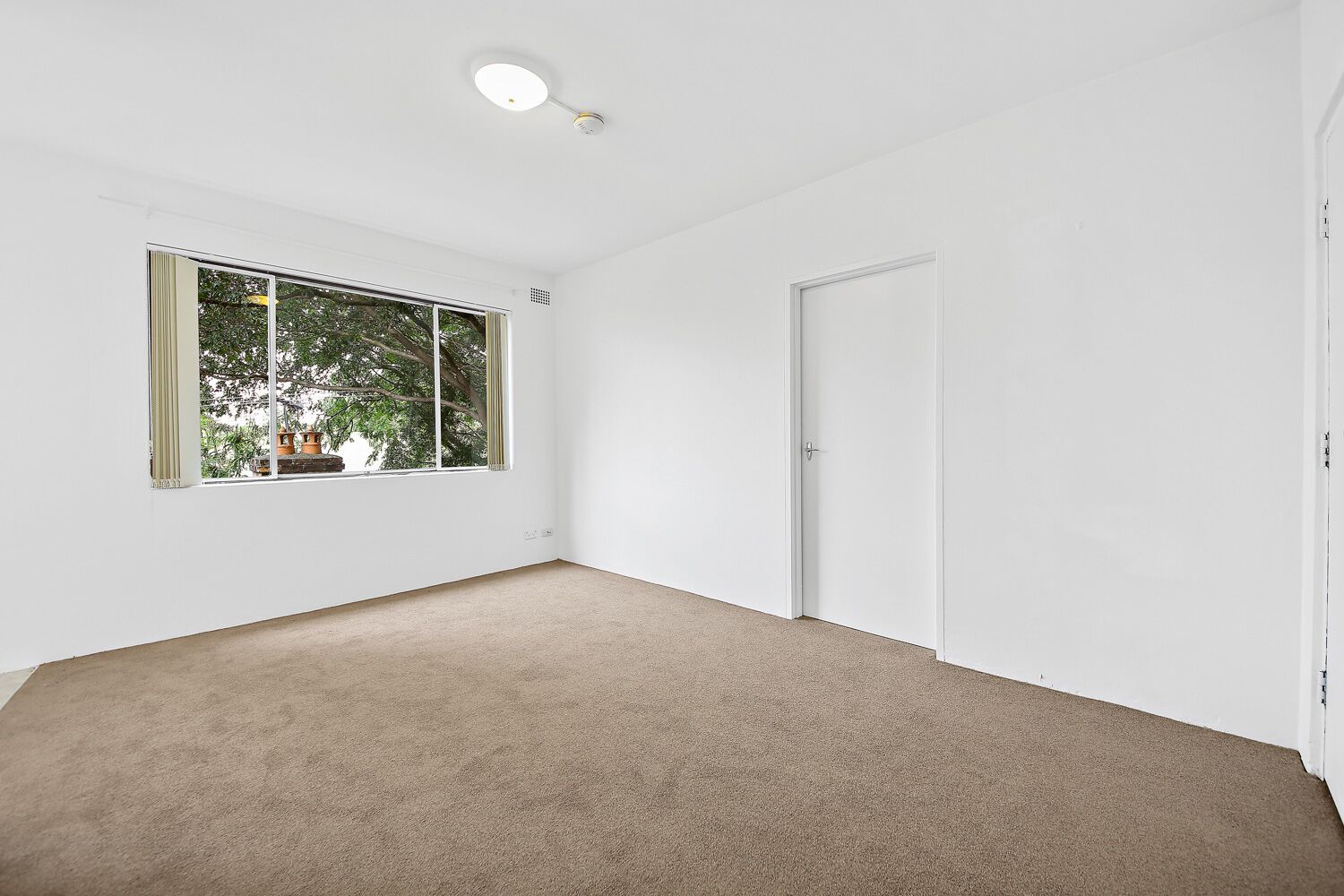 One Bedroom With Lock Up Garage