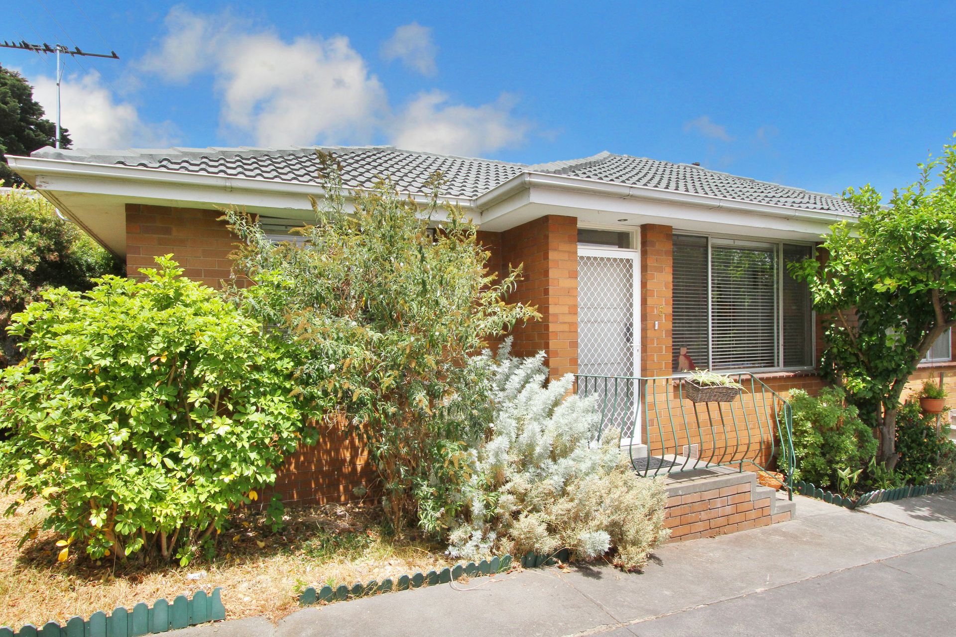 Immaculate Villa Unit in Great Location!