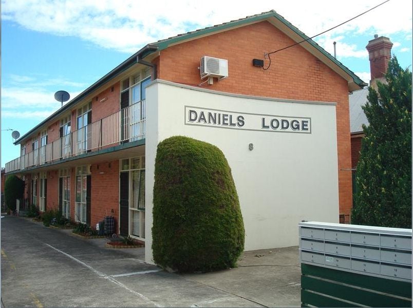 Walking Distance To High Street!