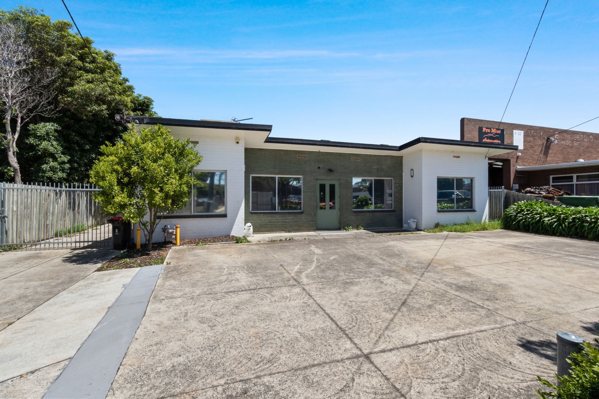 Perfect Blend of Office, Warehouse and Yard!