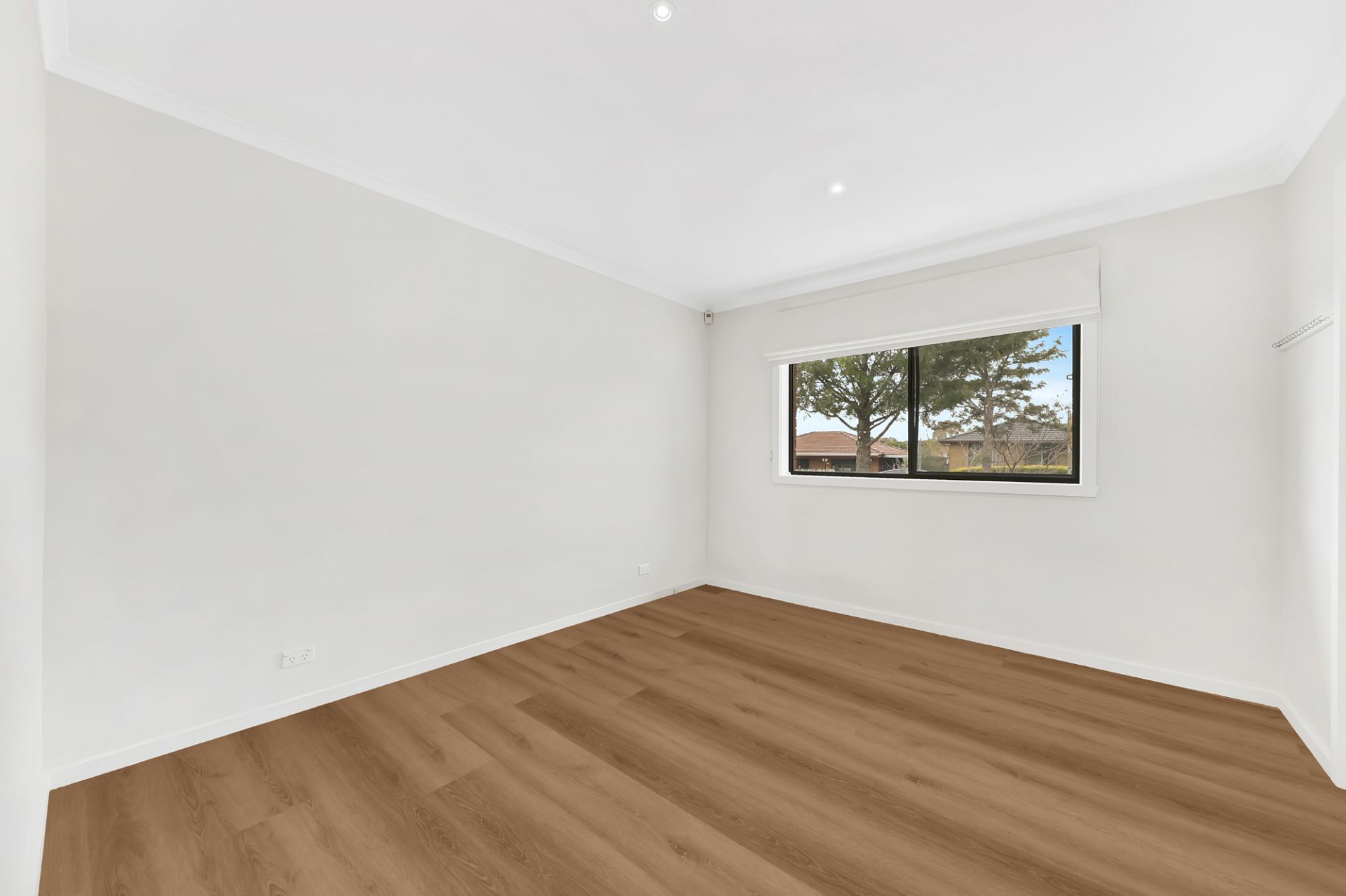 3 BEDROOM HOME IN THE HEART OF MILL PARK !!!