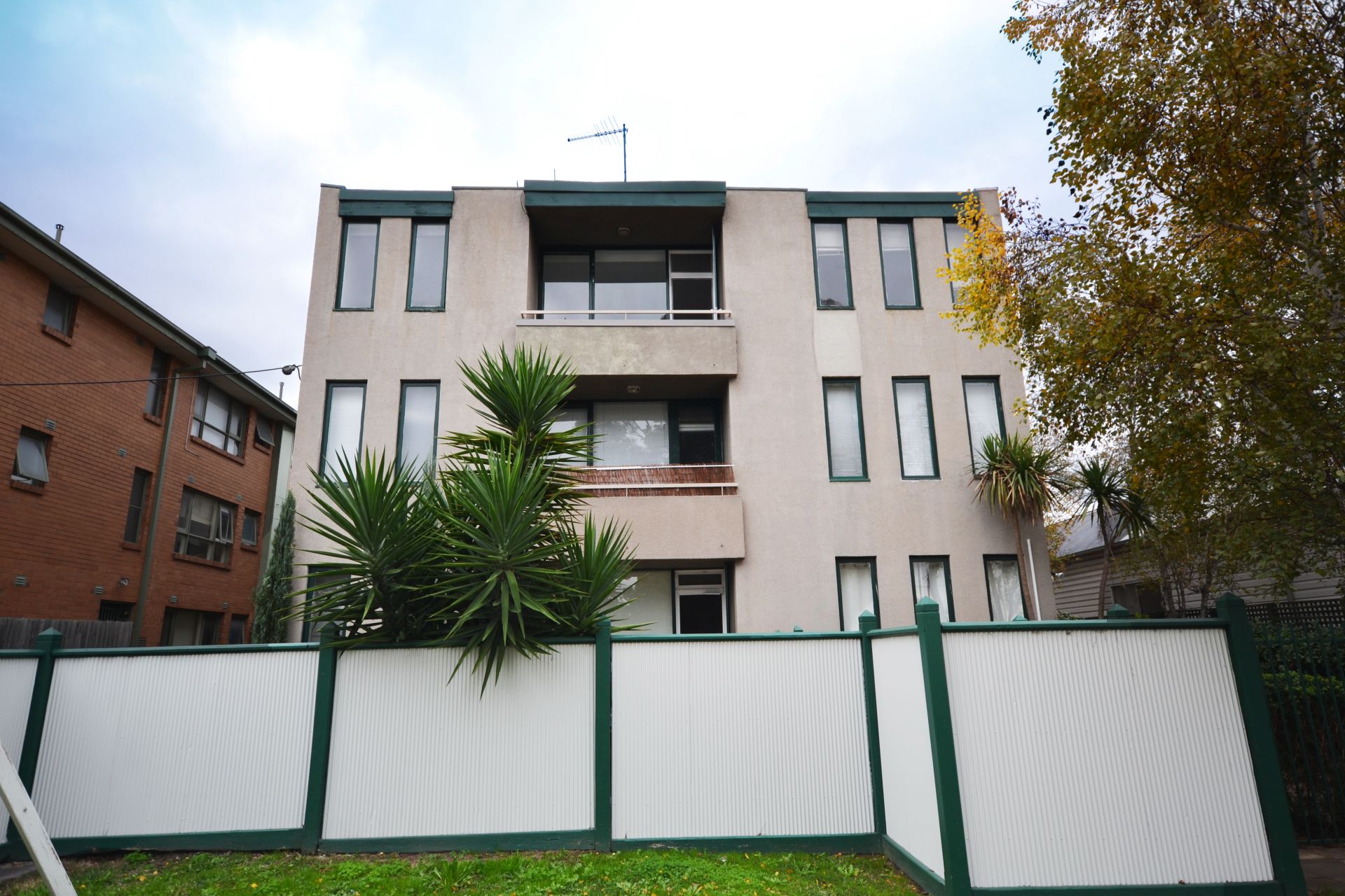 RENOVATED - WALKING DISTANCE TO ZONE 1 TRAIN AND TRAM