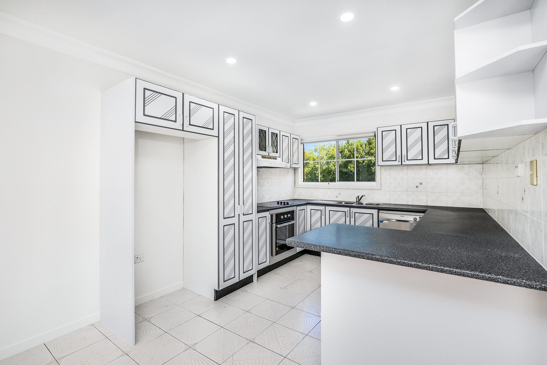 3/23 Corella Road Kirrawee NSW, Kirrawee - Thumbnail 2