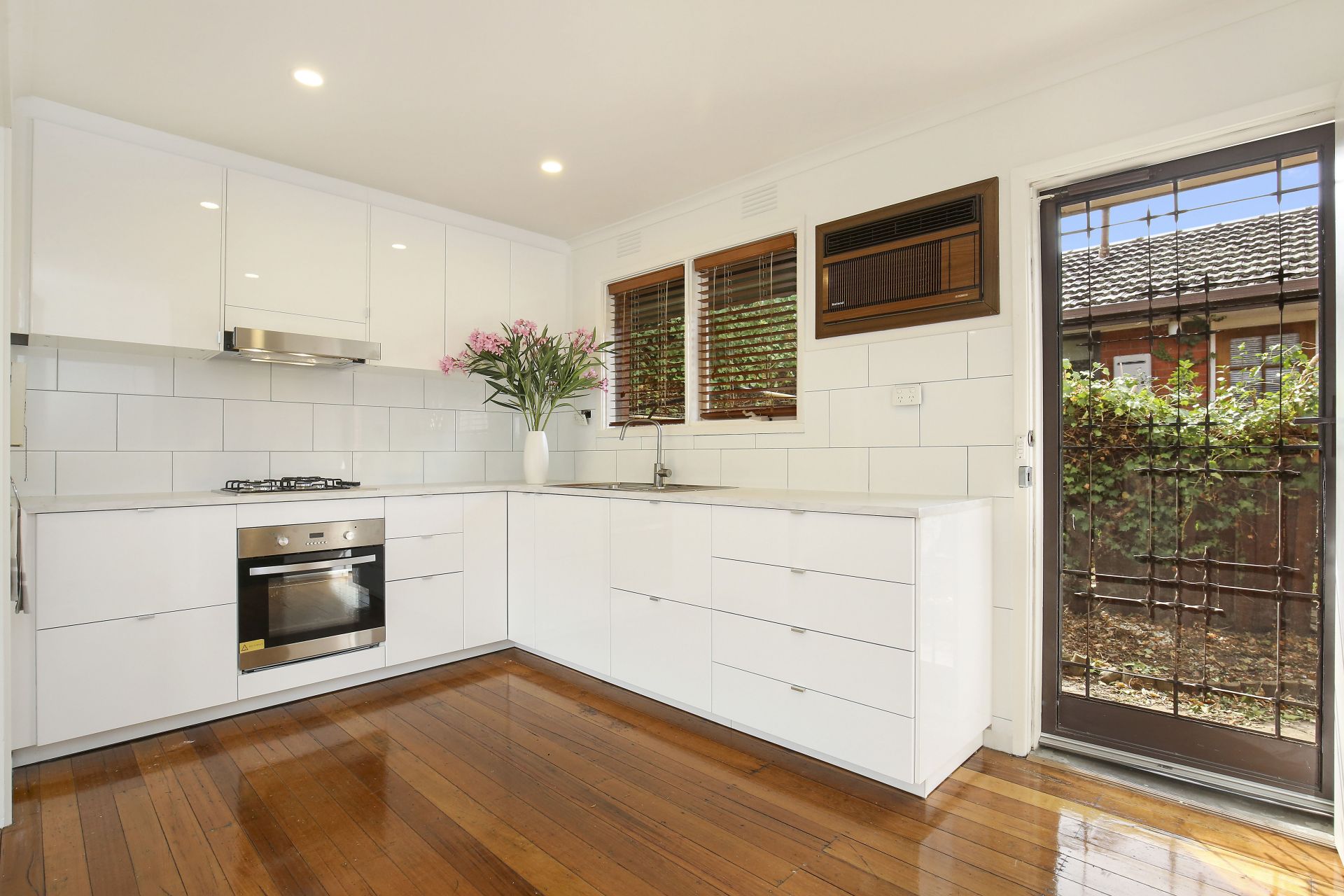 EXTRA SPACIOUS ONE BEDROOM UNIT