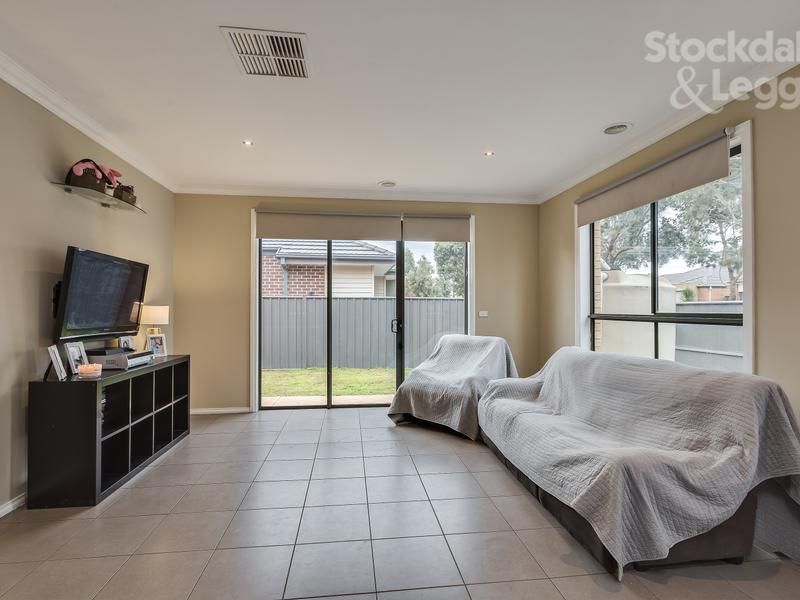 17 Riordan Crescent MERNDA, Mernda - Thumbnail 7