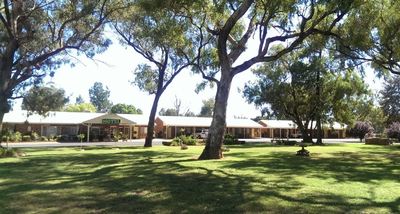 MOTEL FOR SALE - CENTRAL WEST - SPACIOUS - SPOTLESS - 3.5 ACRES