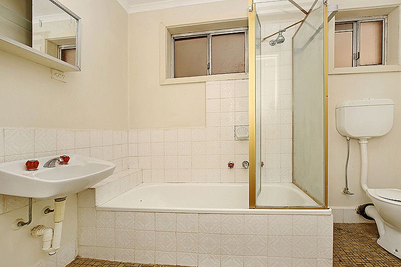 Two Bedroom Apartment in Quiet Street!