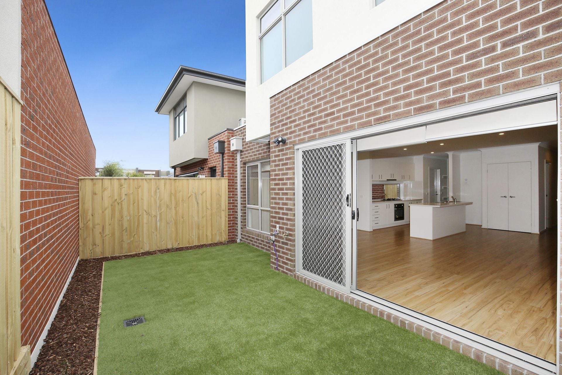 MODERN & SPACIOUS TOWNHOUSE