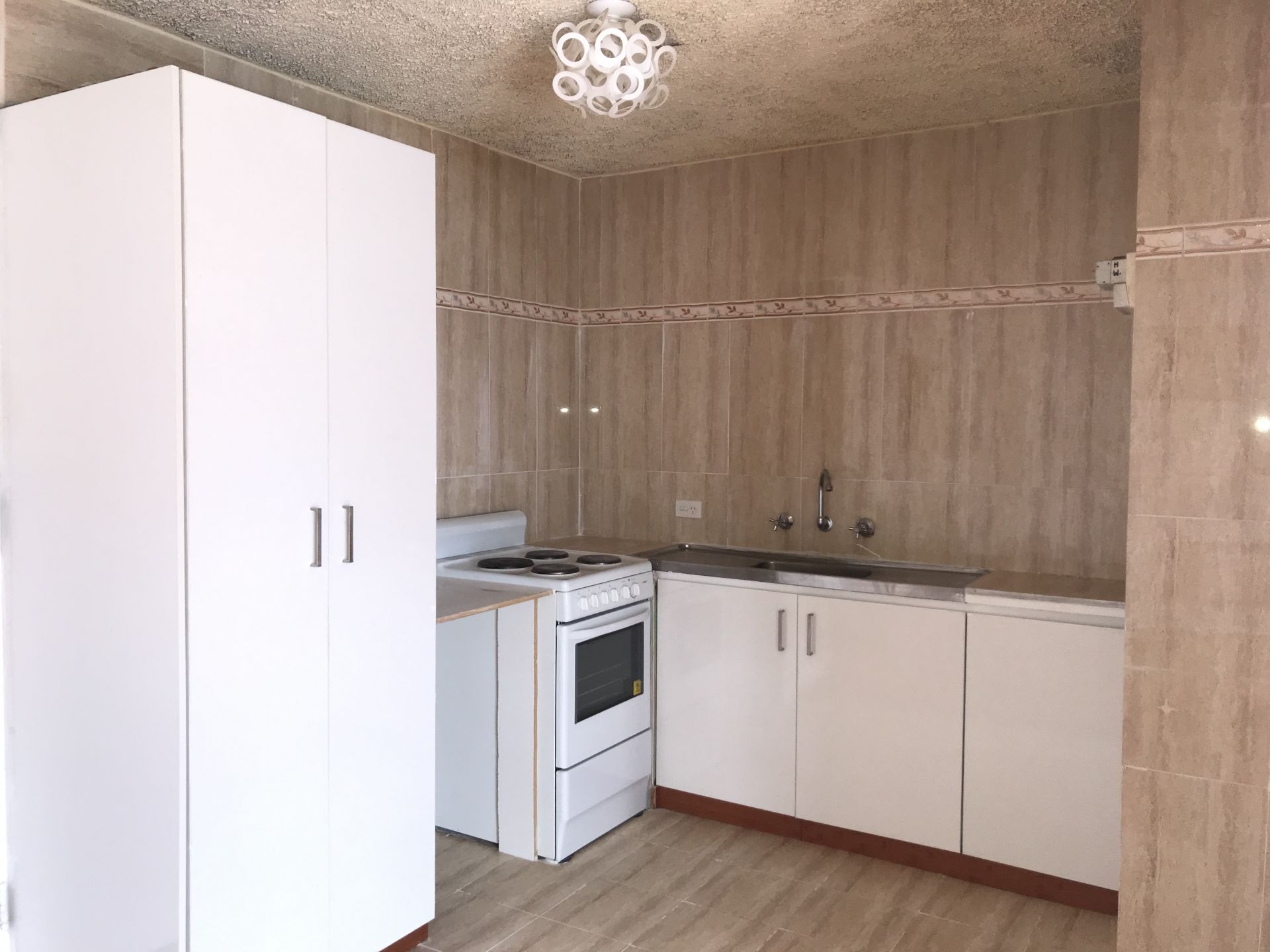 WALKING DISTANCE TO HIGH STREET!