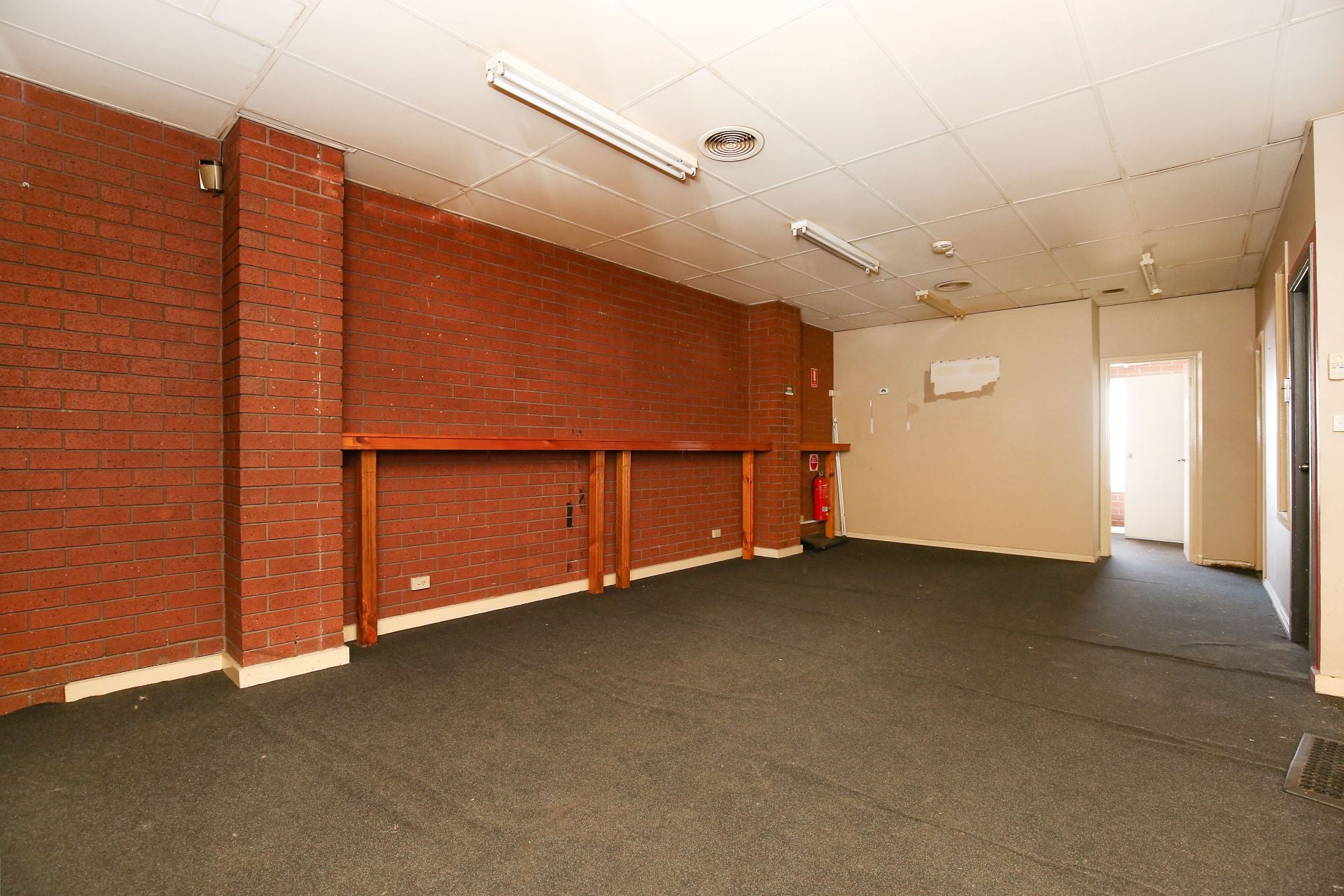 LARGE AFFORDABLE OPEN PLAN OFFICE SPACE