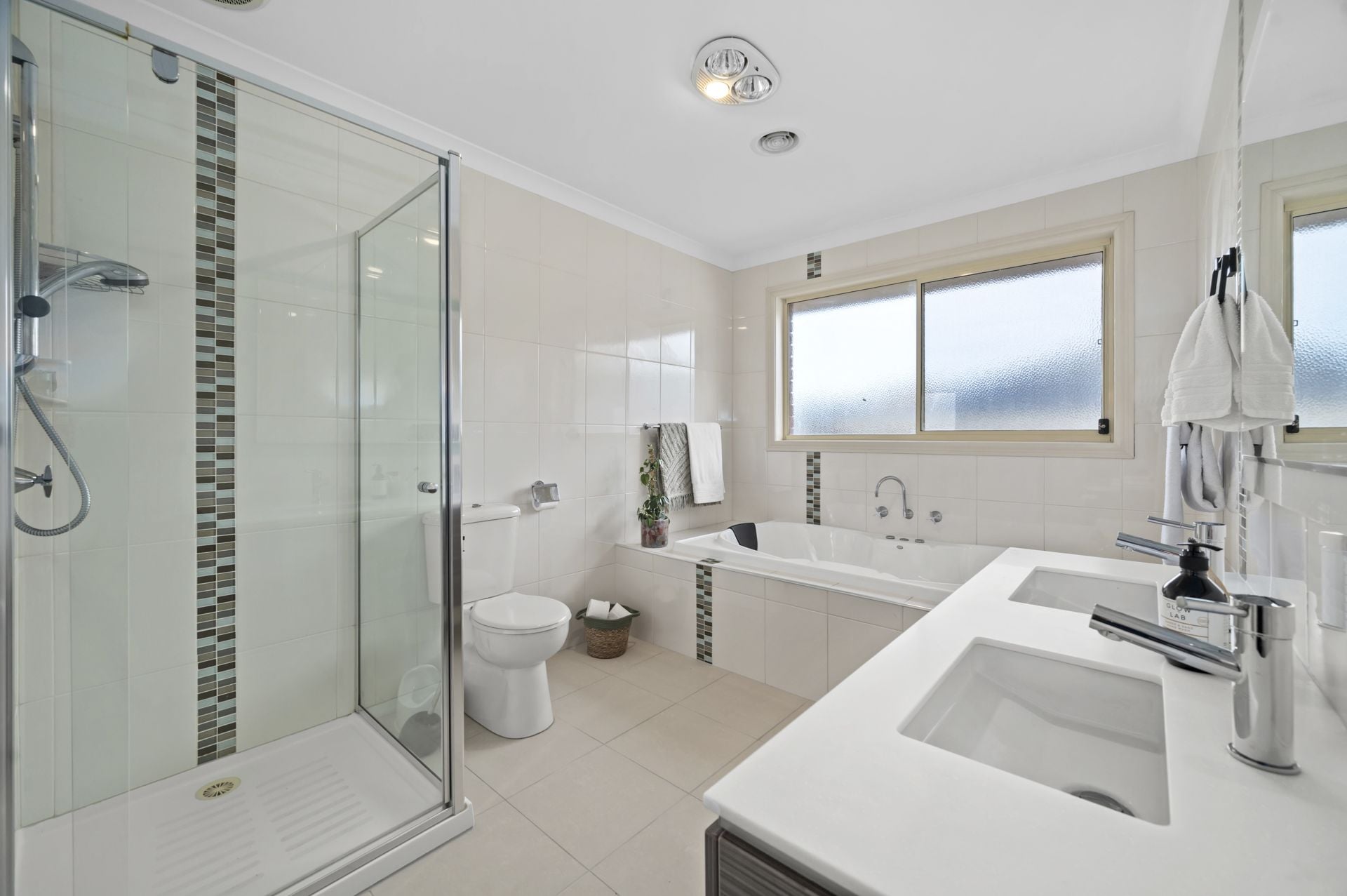 INSTANTLY IMPRESSIVE FAMILY LIVING ** SIX MONTH LEASE **