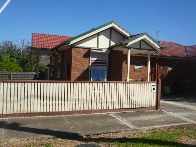 WALKING DISTANCE TO ALL AMENITIES & TRANSPORT!