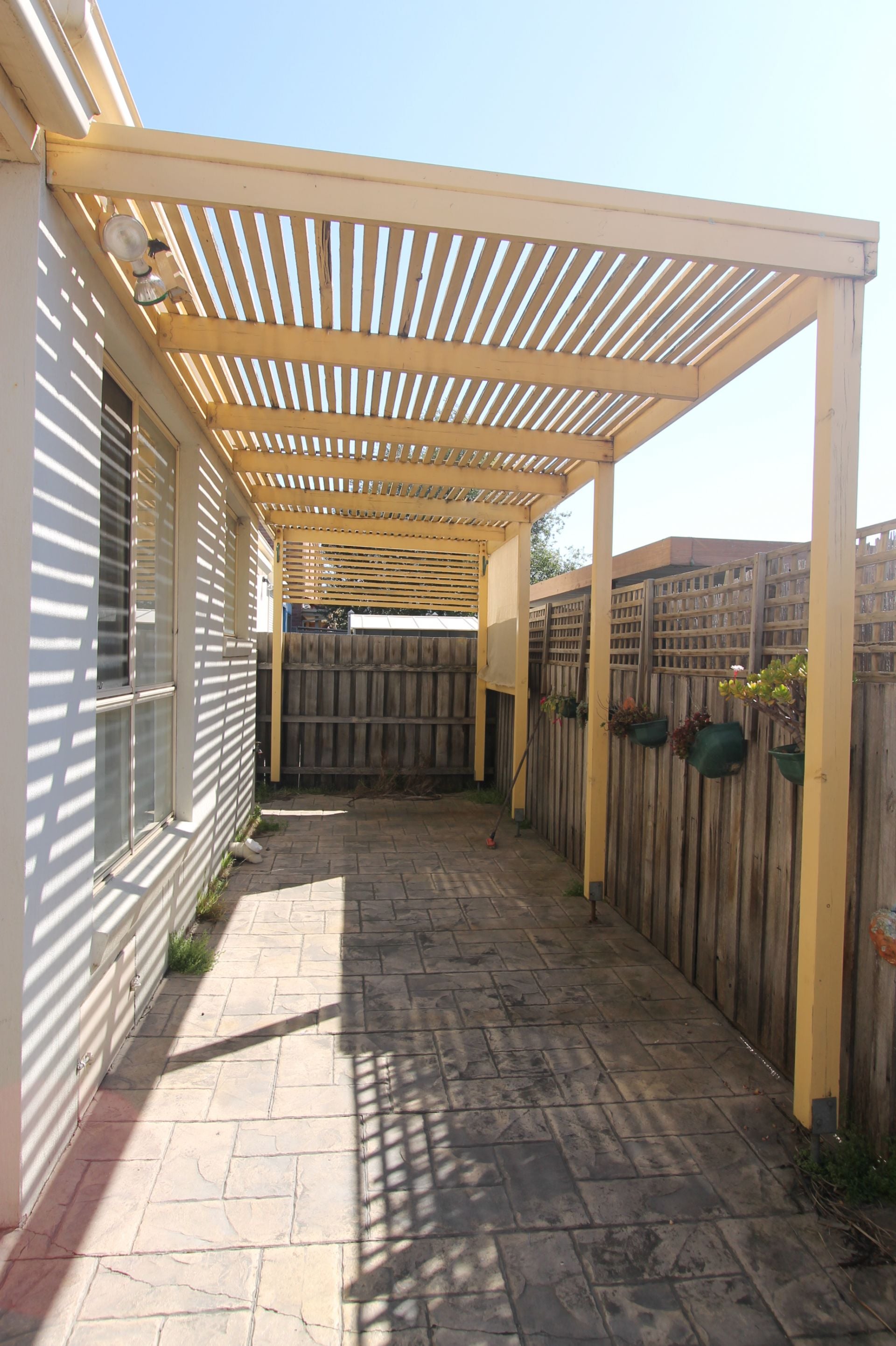 SPACIOUS TOWNHOUSE - WALKING DISTANCE TO HIGH STREET!
