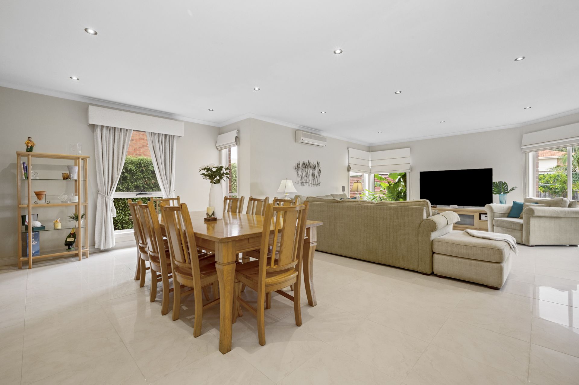 IMPRESSIVE FAMILY HOME WITH PRICELESS VIEWS