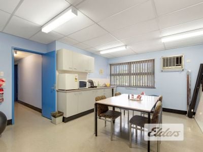 FULLY LEASED MOUNT GRAVATT FREESTANDER