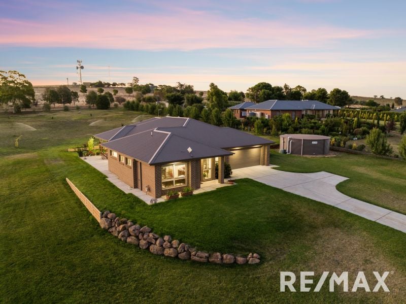 JUNEE 8 Walster Street