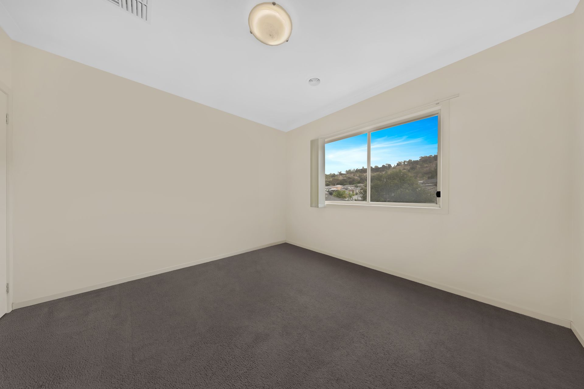 BEAUTIFUL HOME, BEAUTIFUL LOCATION!