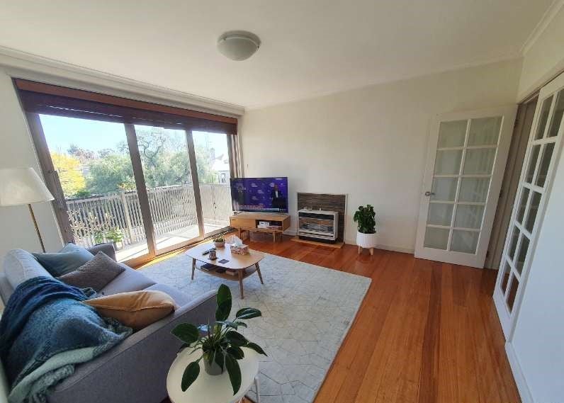 **Bright, sunny & fabulous location**
