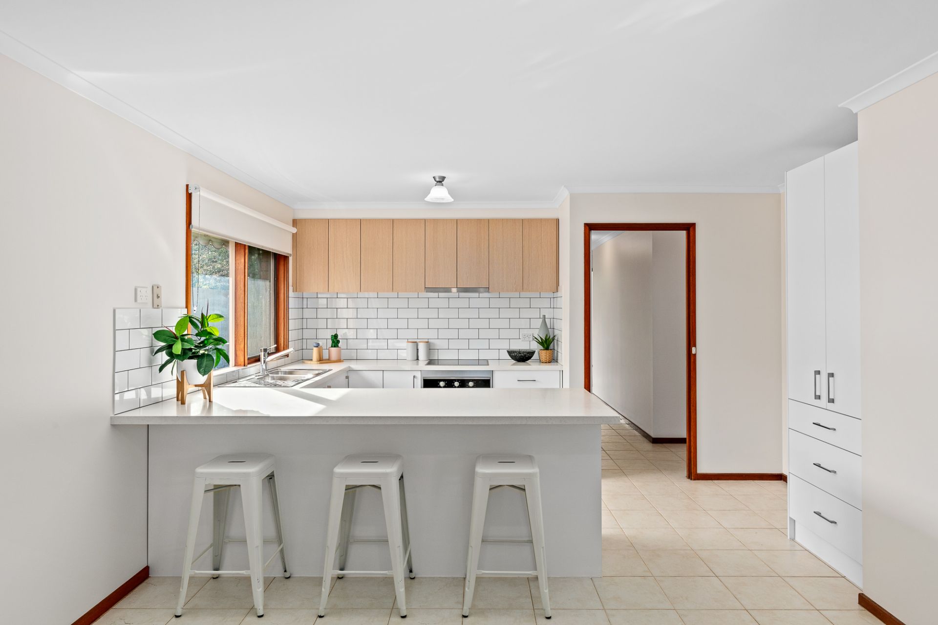 AN IMMACULATE 4 BEDDER