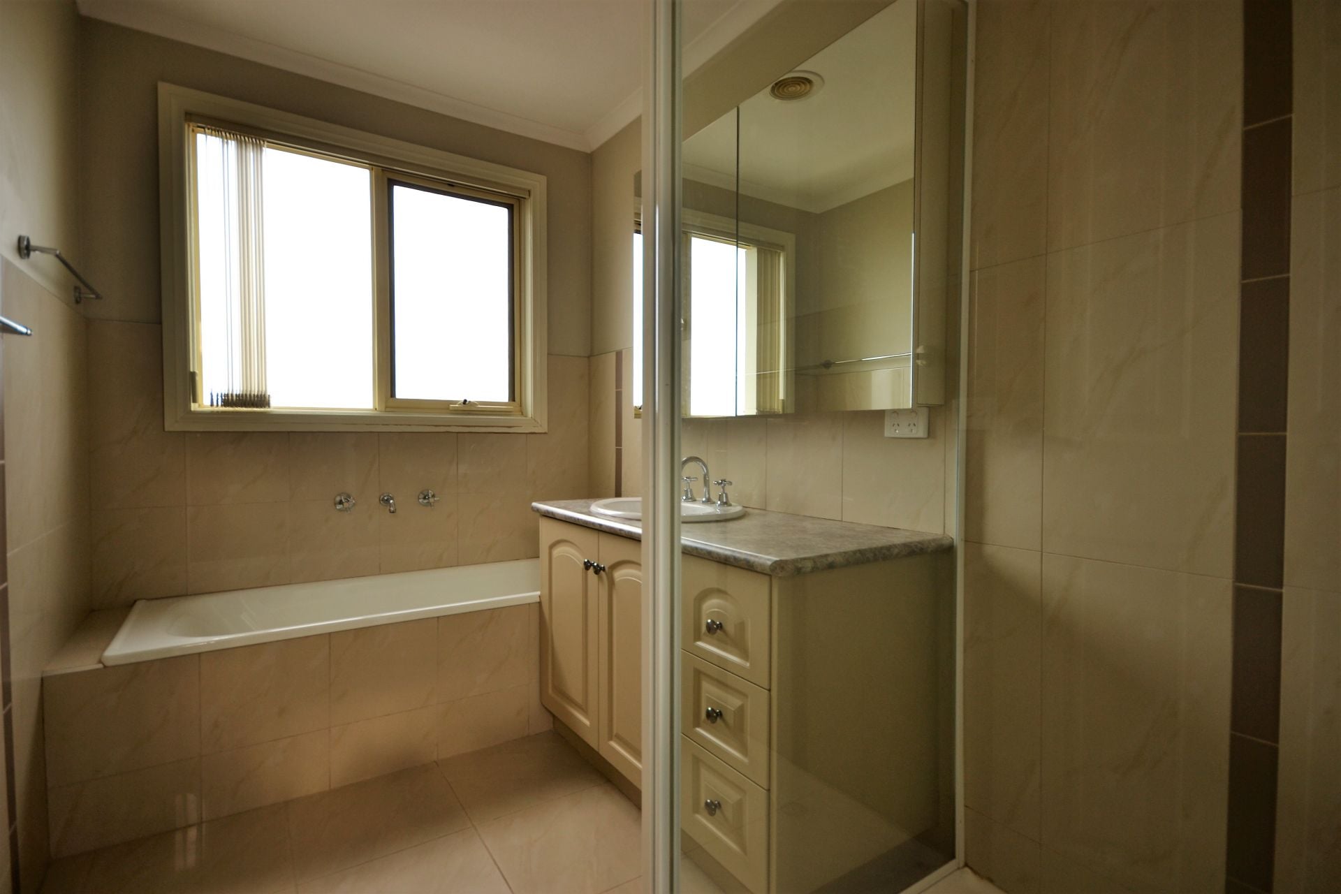 SUPERB TOWNHOUSE,  IN A FABULOUS LOCATION.