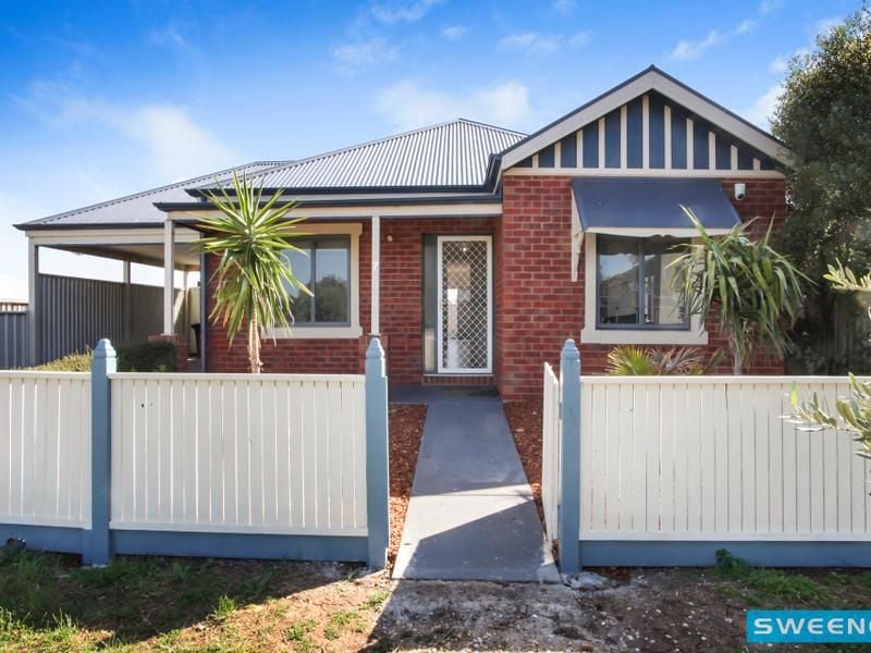 7 Lyme Park Circle, Caroline Springs - Thumbnail 2