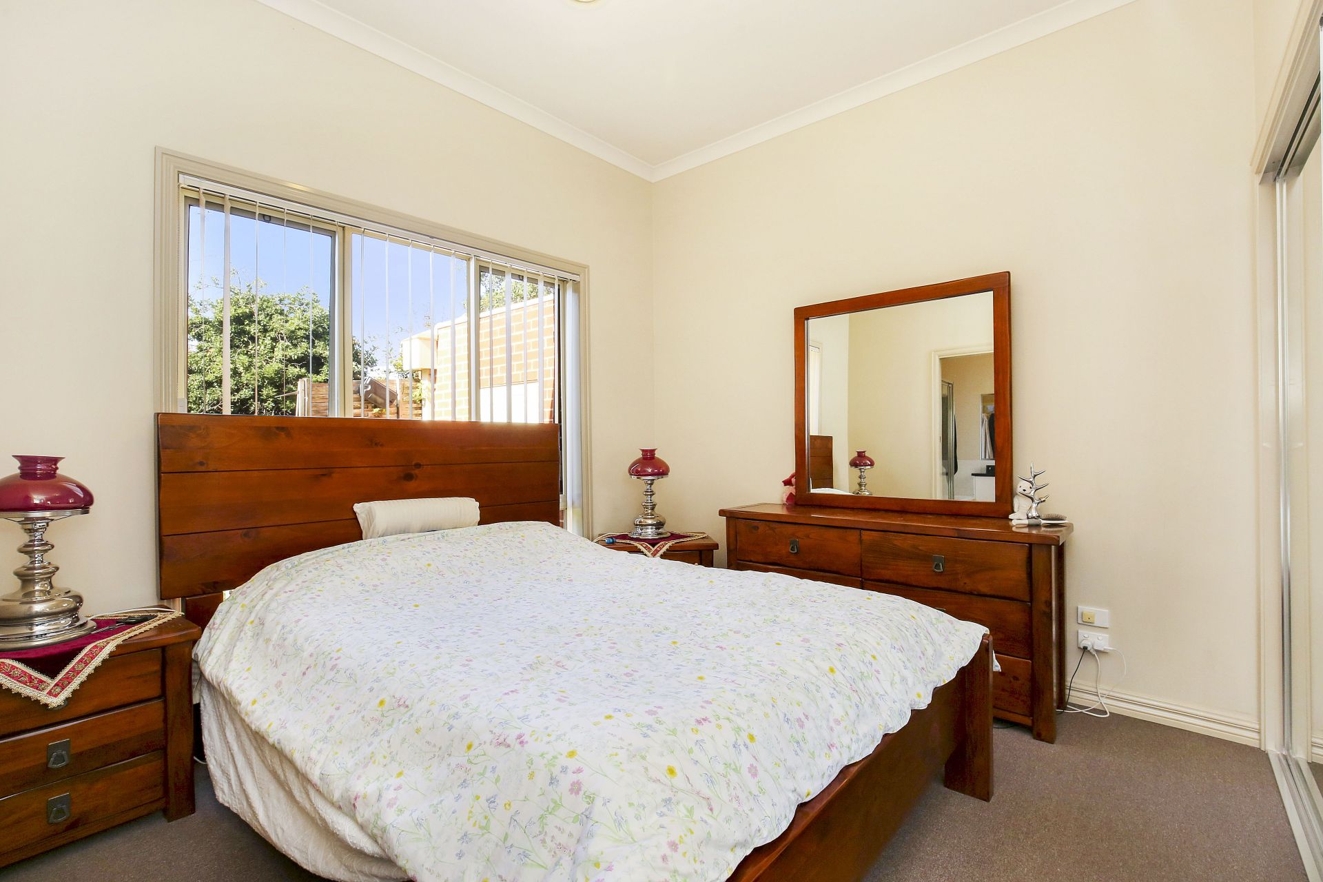 Modern Unit, Great Location, Minutes to all...