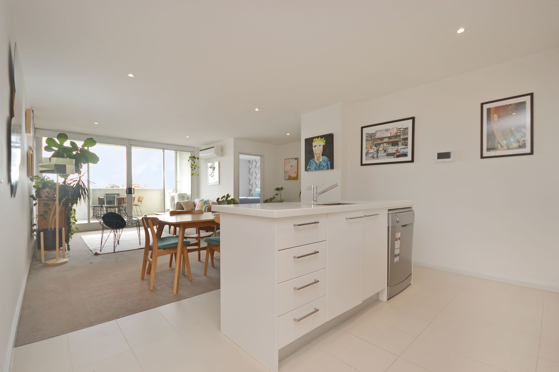 CONTEMPORARY AND CHIC