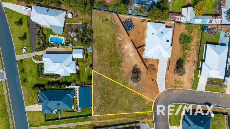 JUNEE 31 Hayes Crescent