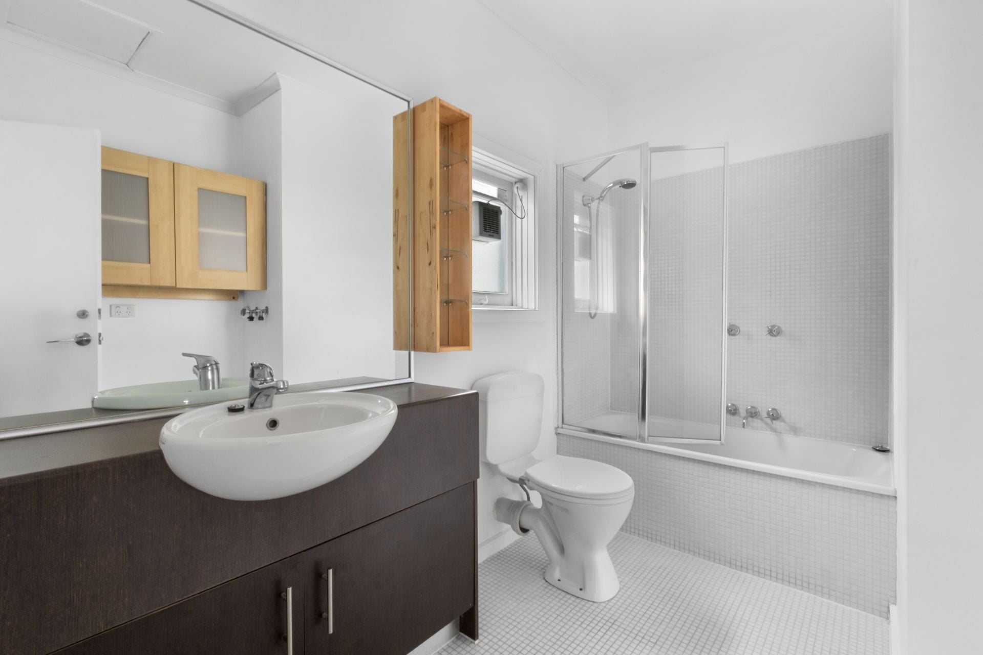 Bright & Modern 2-bedroom Apartment!