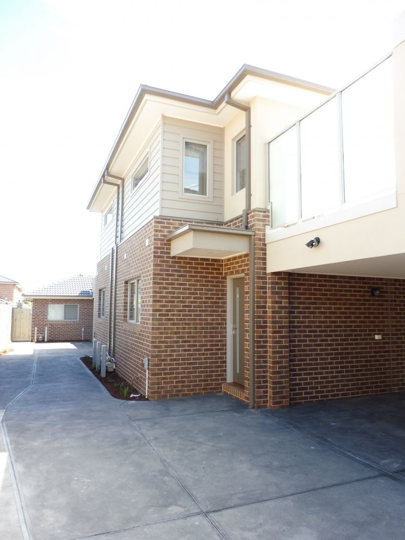 2/15 Compton Street, Reservoir