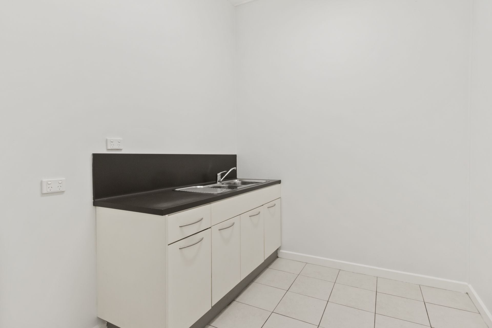 OFFICE/WAREHOUSE IN SOUGHT AFTER LOCATION